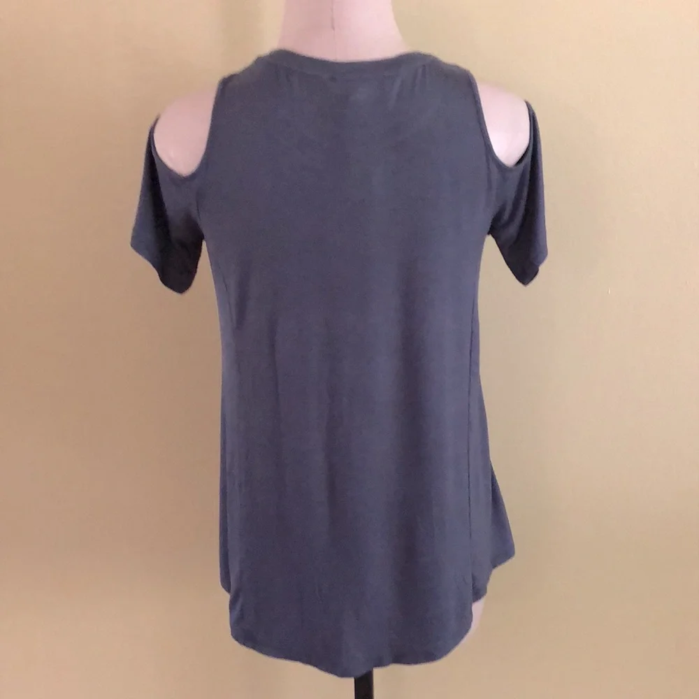 🔥NWT🔥 Hippie Rose Junior’s Cold Shoulder Top - Picture 3 of 7
